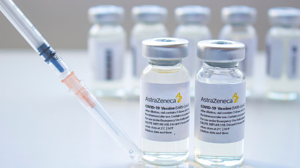 Závod o vakcínu se vrátil o několik kroků zpátky, firmy vylepšují látky